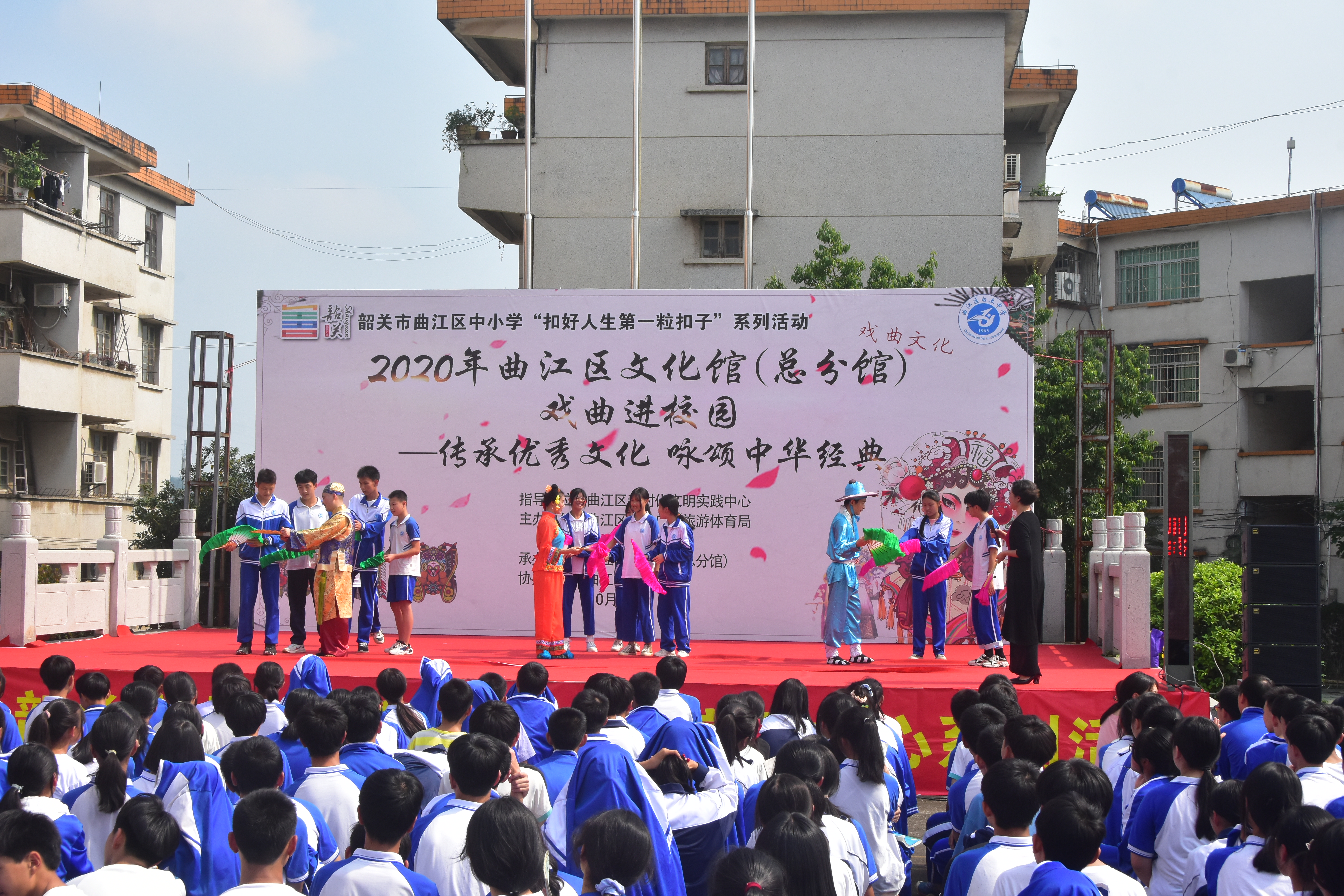 10月30日早上戏曲进校园在白土中学现场教学采茶基本功动作 (2).jpg