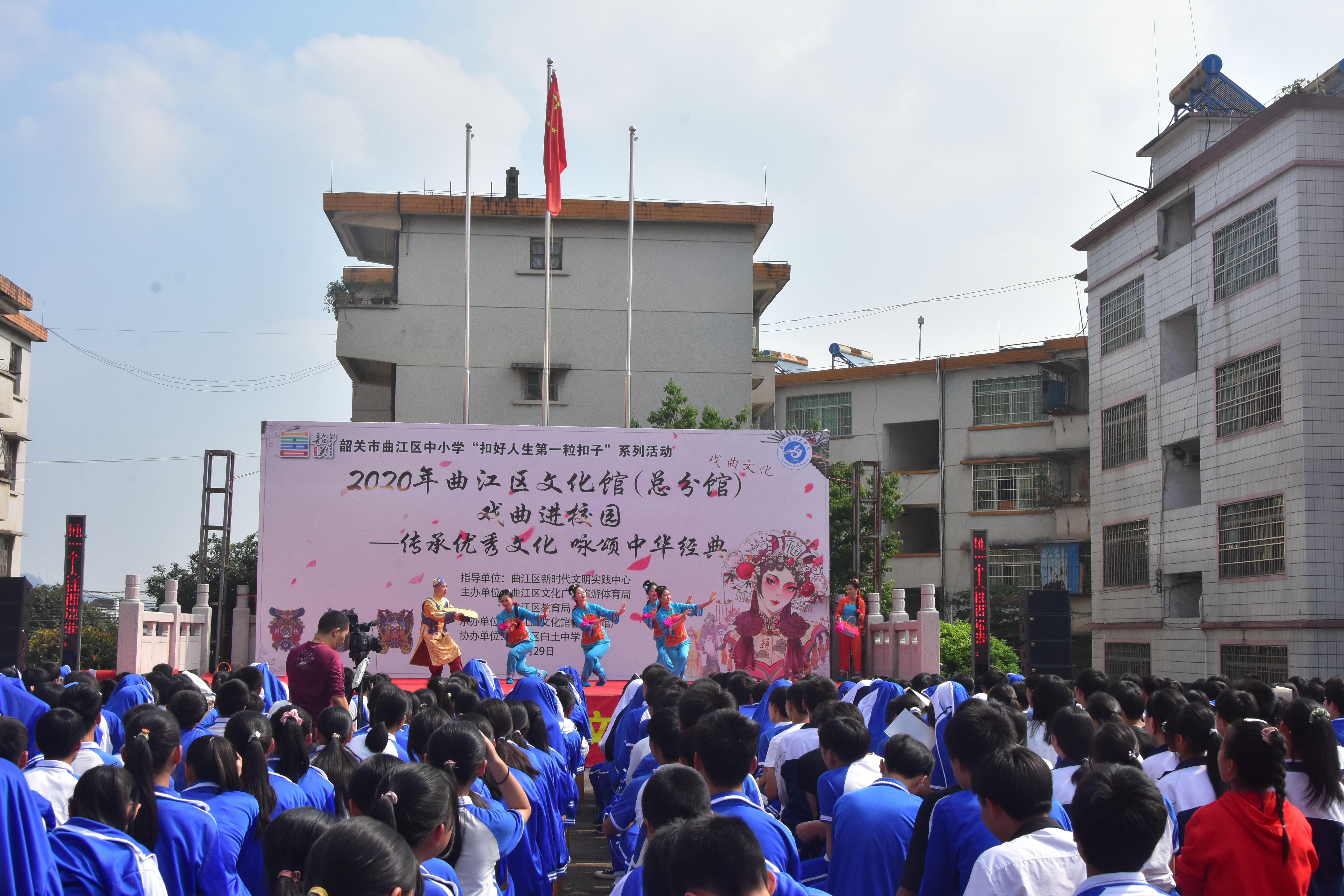 10月30日早上戏曲进校园在白土中学现场教学采茶基本功动作 (3).jpg