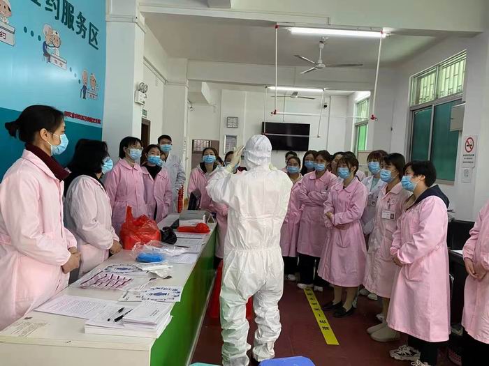 图为马坝镇卫生院核酸采样采样队骨干们在各个门诊、各科室开展培训及演练1(700).jpg