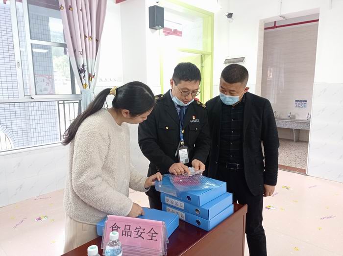 大塘市场监管所在学校食堂查看食品安全制度落实情况（林毅摄）700.jpg