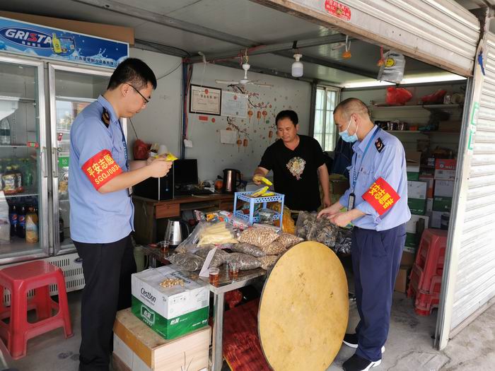 曲江区市场监管局樟市所开展节前检查（陈海燕_摄）700.jpg