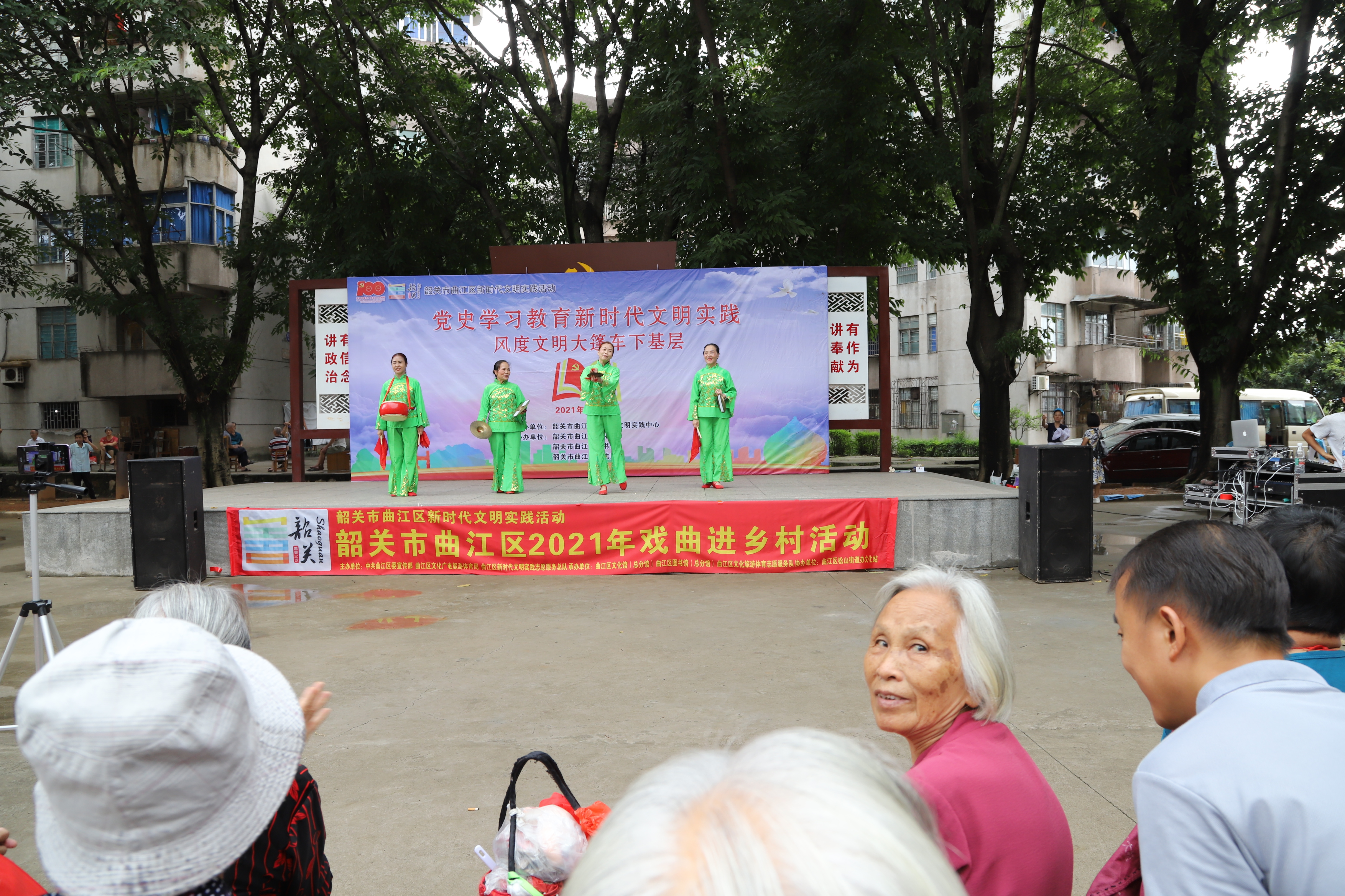 2021.9.8戏曲进乡村松山街道办红旗厂小舞台文艺演出舞蹈《幸福中国一起走》.jpg