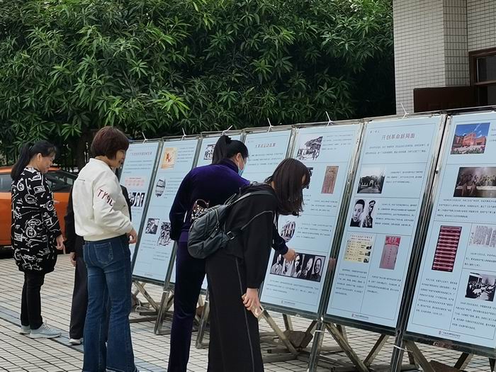 马坝镇党员干部们专心致志在看展(700).jpg