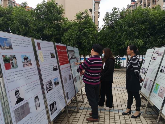 马坝镇干部职工边看展边讨论(700).jpg