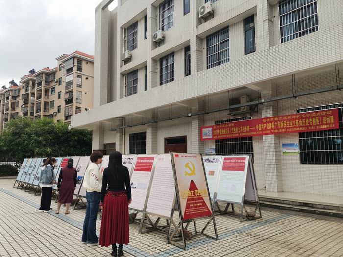 马坝镇干部职工正在认真看展(700).jpg