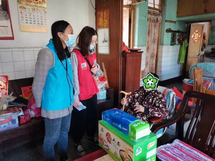 马坝镇社工给安山社区长者送上慰问品(700).jpg
