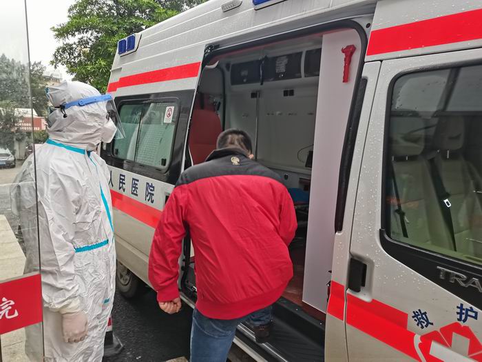 6.负压救护车转运患者(700).jpg