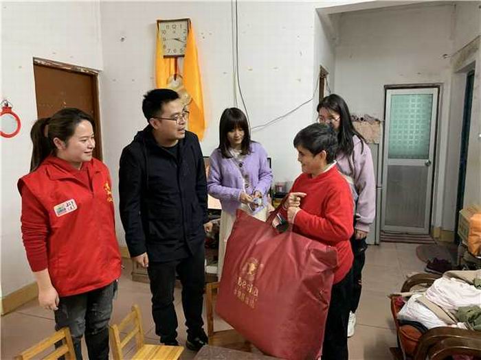 驻社区工作组成员偕同社区干部给林姨送棉被(700).jpg