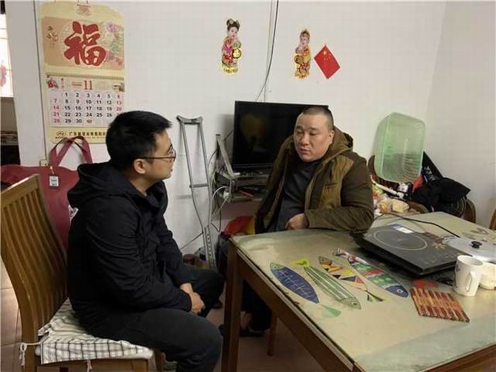 驻社区领导黄国青询问贫困群众生活情况(700).jpg
