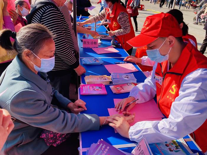 党员医生为群众诊脉进行中医体质辨识和健康生活方式指导(700).jpg