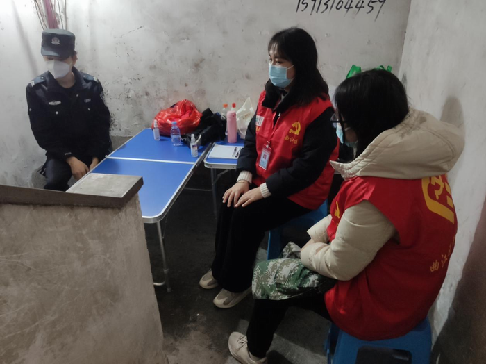 社区干部驻守在居民楼道(700).png