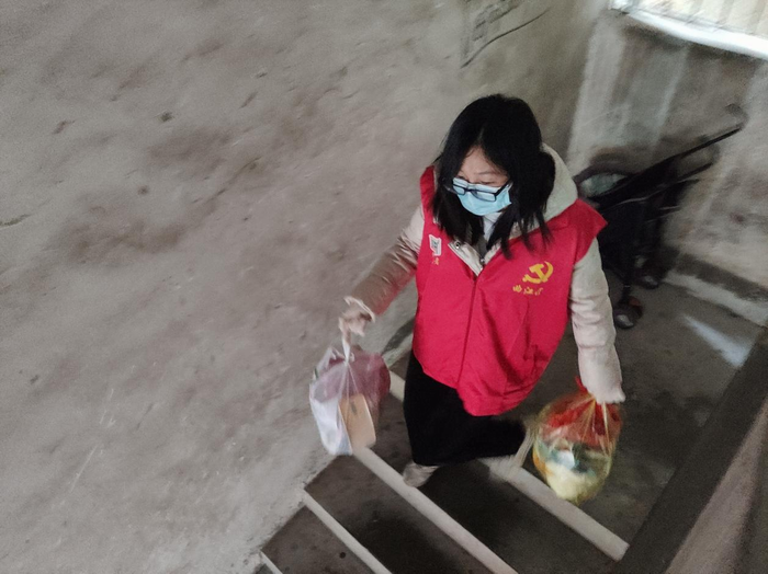 值班人员落实居家隔离人员后勤生活保障(700).png