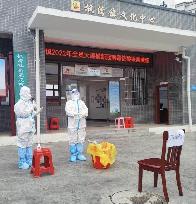 工作人员示范穿脱防护服(700).jpg