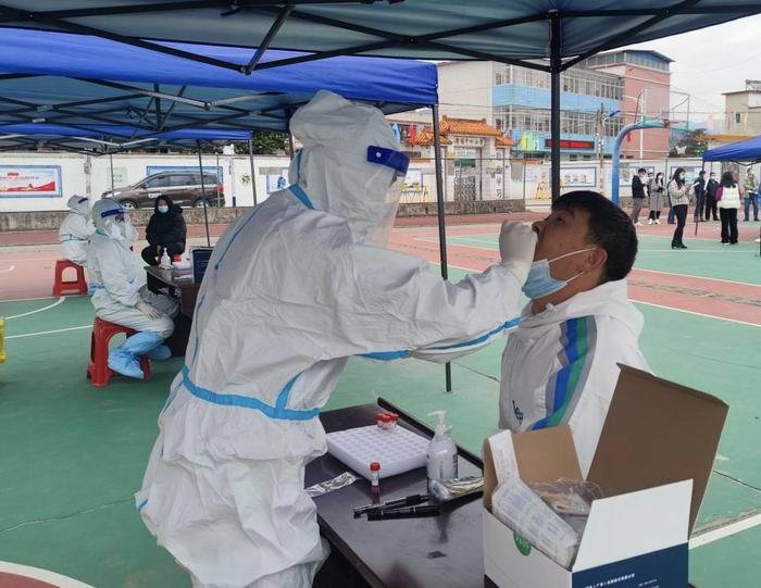 医护人员为受检者采集核酸(700).jpg