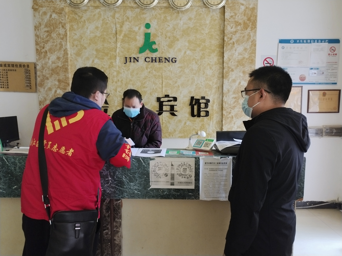 2022年1月14日马坝镇朝阳社区干部到辖区内的酒店发放疫情防控告知书并要求按照告知书的内容落实相关工作(700).png