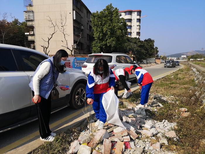 小志愿者们纷纷拿好工具，加入捡拾垃圾的队伍3(700).jpg