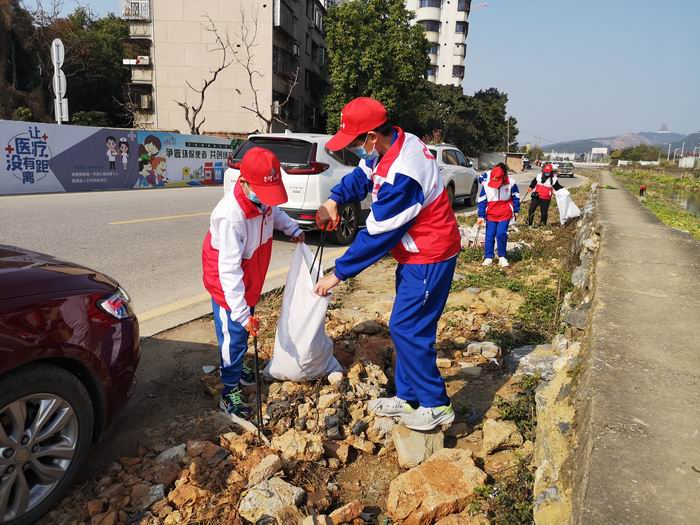 要小志愿者们纷纷拿好工具，加入捡拾垃圾的队伍(7000.jpg