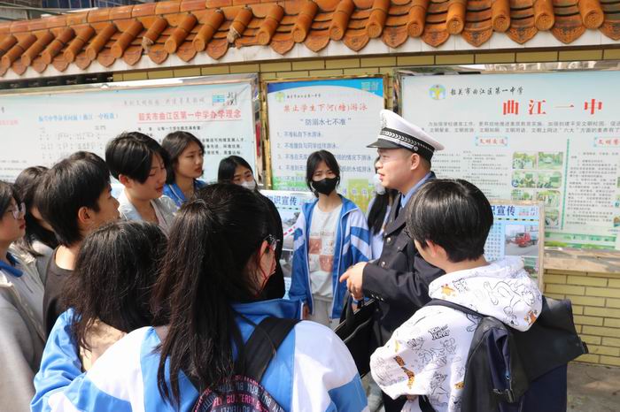 刘警官带学生参观展板(700).jpg