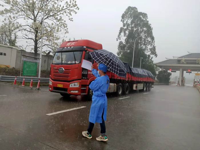 2.卫健党员高速公路口坚守(700).jpg