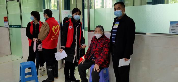 网格单位志愿者与镇、村（社区）干部全程陪同老年人接种疫苗(700).jpg