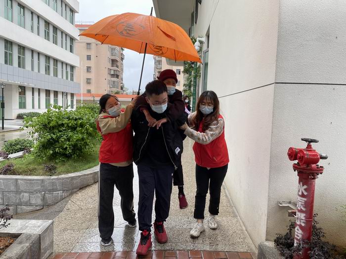 网格单位志愿者与镇、村干部全程护送老年人接种新冠疫苗(7000.jpg