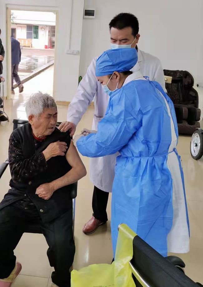 1.樟市镇中心卫生院医务人员到敬老院为老人接种疫苗(650).jpg