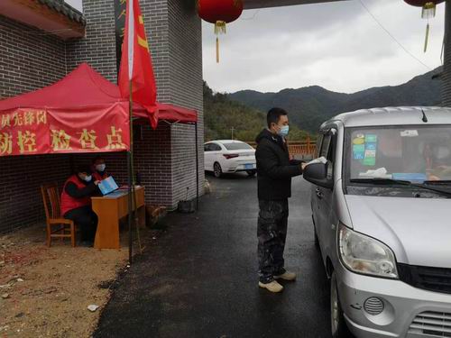 村民志愿者劝退游客3.jpg