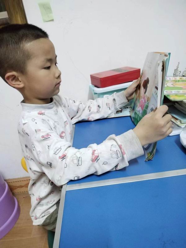 2022年韶关市曲江区马坝镇中华社区开展“读红色经典，悟初心使命”红色经典读书分享会活动——阅读经典红色读物 (2)(600).jpg