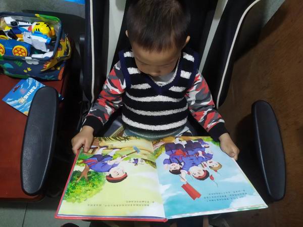 2022年韶关市曲江区马坝镇中华社区开展“读红色经典，悟初心使命”红色经典读书分享会活动——阅读经典红色读物 (1)(600).jpg