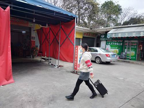 到市场商铺拉移动音响进行播音宣传.jpg