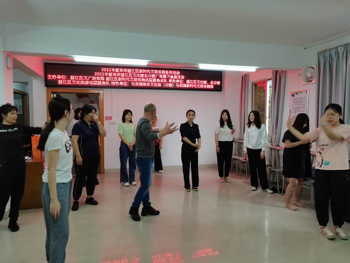 老师细心给学员讲解动作技巧(700).jpg