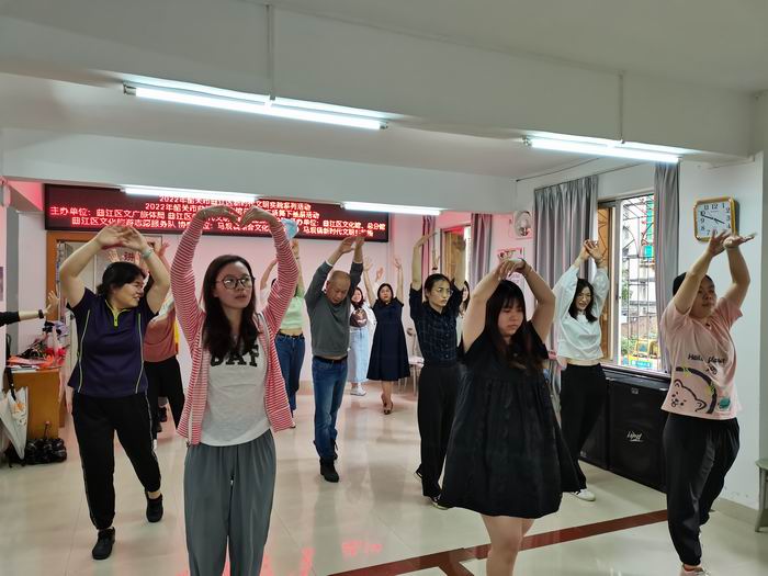 学员在老师的带领下认真地练习(700).jpg