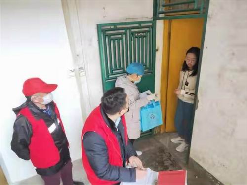 2020年2月5日城东社区老退伍军人何广耀（左一）与马坝镇卫生院医生、包联单位党员志愿者一同入户排查疑似人员.jpg