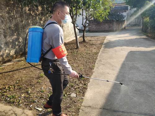 村民代表毛润腾在做好防疫消杀工作.jpg