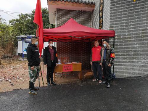 图为退役军人正在疫情防控检查站值守.jpg