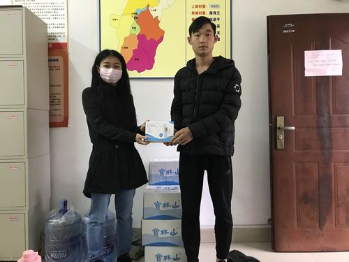 图右一为退役军人张俊鑫为防控一线捐助物资.jpg