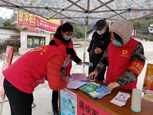 图左二为邓曲英同志与镇村干部在临时检查站登记进出人员相关信息。.jpg