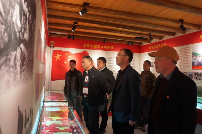 图为：党员干部参观荣誉室（邹韶芳摄)700.jpg
