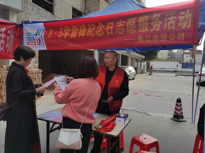 志愿者宣传节水知识(700).jpg