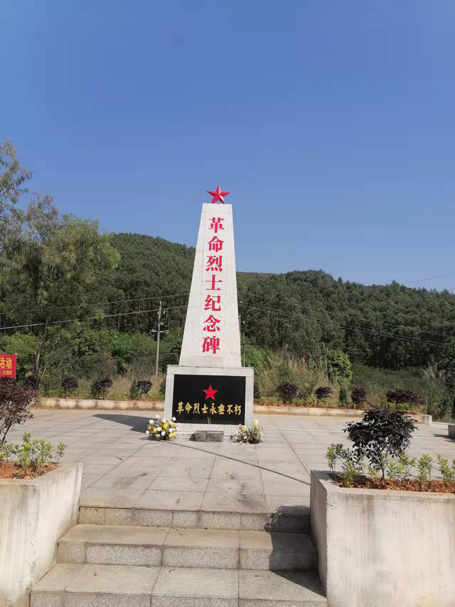 图为修缮后的白土镇革命烈士纪念碑(650).png