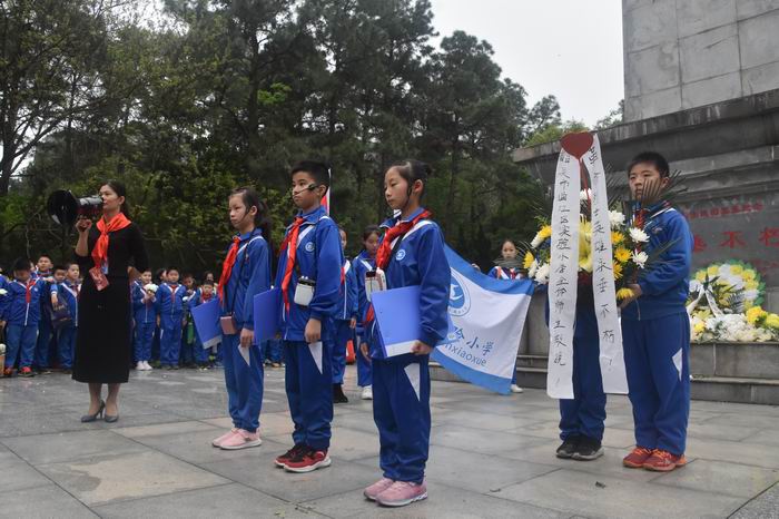 图为学生在革命烈士陵园开展祭扫活动(700).jpg