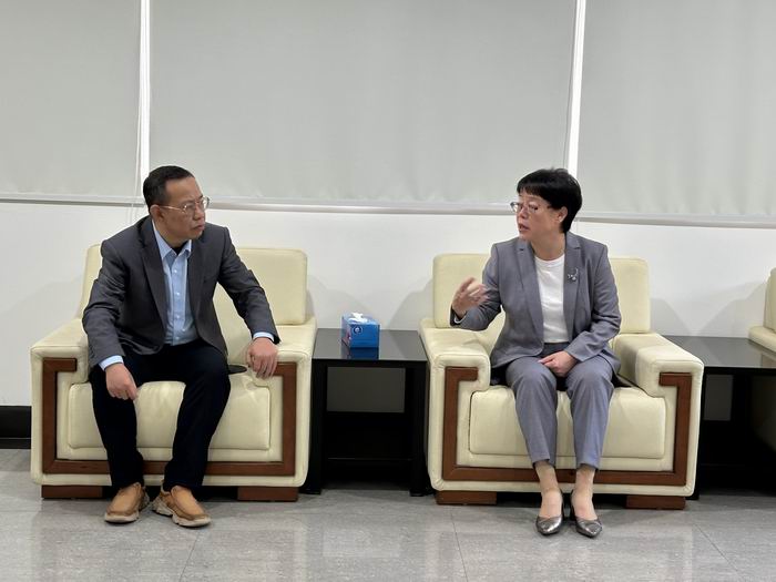 图为：曲江区委常委、区委宣传部部长张秀兰、曲江区气象局局长苏祥芳在座谈中（邹韶芳摄）(2)700.jpg