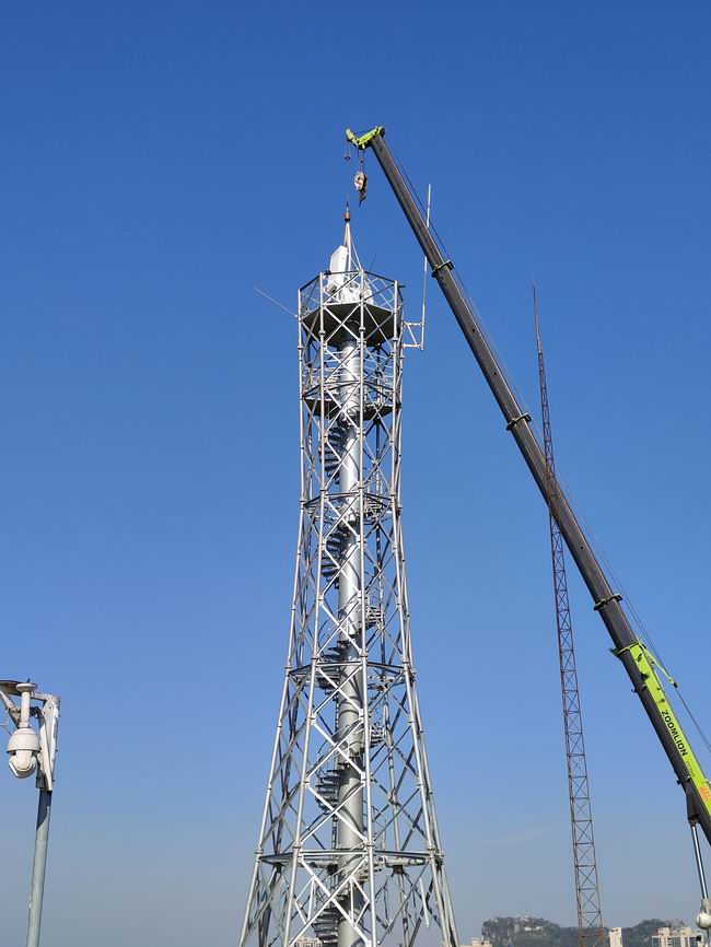 图为：塔吊正在吊装X波段双极化相控阵天气雷达（骆驹摄）650.jpg