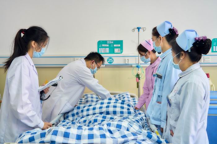 医养结合中心医护查房(700).jpg