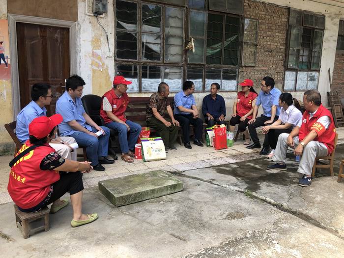 慰问队伍走访慰问困难党员(700).jpg