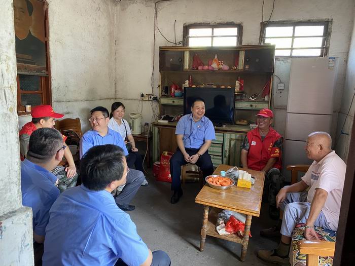 慰问队伍走访慰问困难党员2(700).jpg
