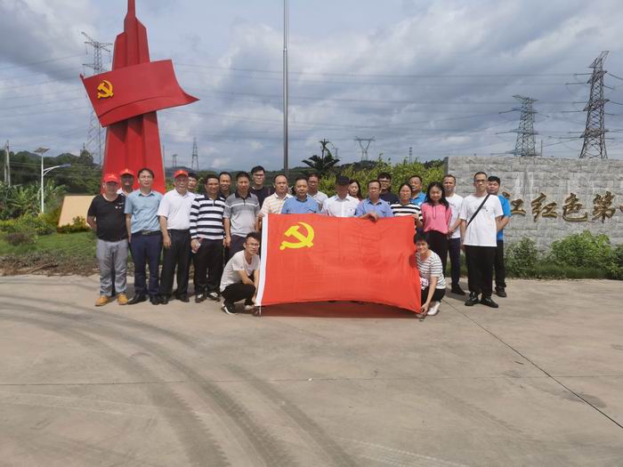 图为:双方党员拍摄活动集体照(叶思荣摄.jpg