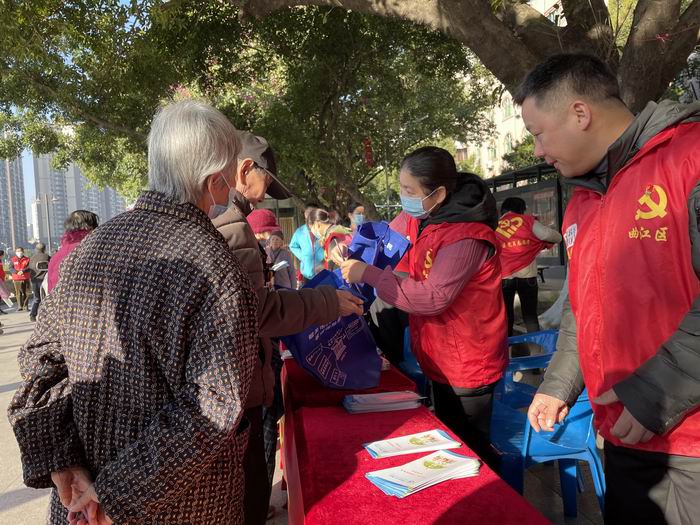 区社保中心开展为民服务践初心社会保险志愿服务活动