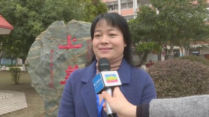 曲江初级中学副校长肖美香说道:"根据上级领导的要求和会议精神,我校