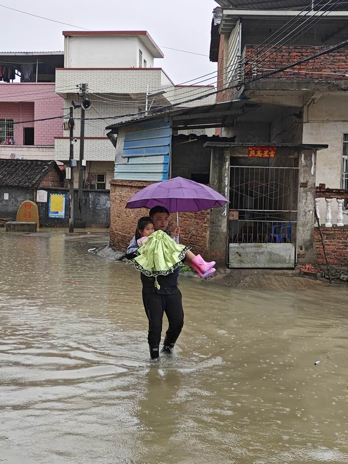 白土镇兵支书抗洪抢险勇担当